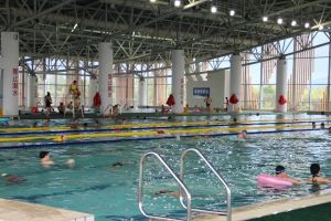 游泳场馆的空气能给人体造成极大伤害，应及时应对及处理